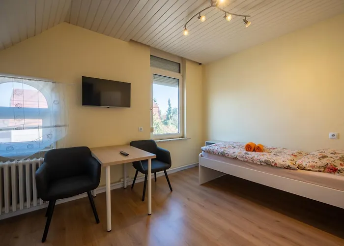 3-zimmer-wohnung Für Bis Zu 5 Personen Mit Balkon In Flughafennähe Apartment *