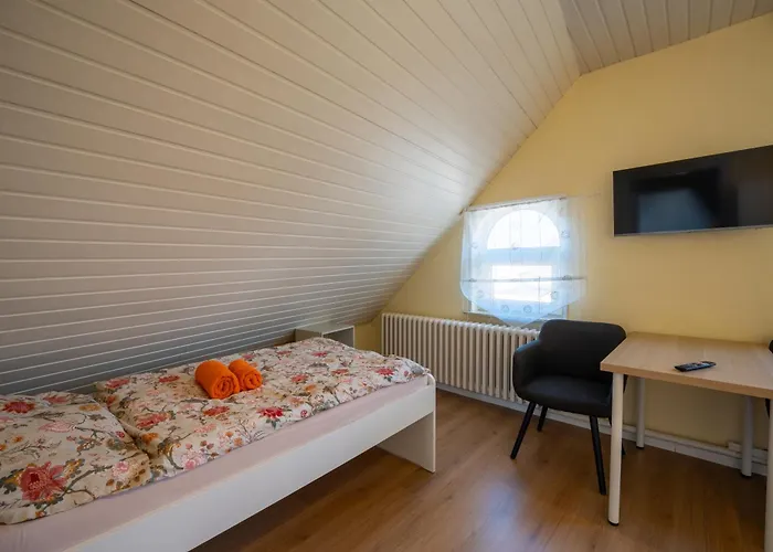 Apartment 3-zimmer-wohnung Für Bis Zu 5 Personen Mit Balkon In Flughafennähe