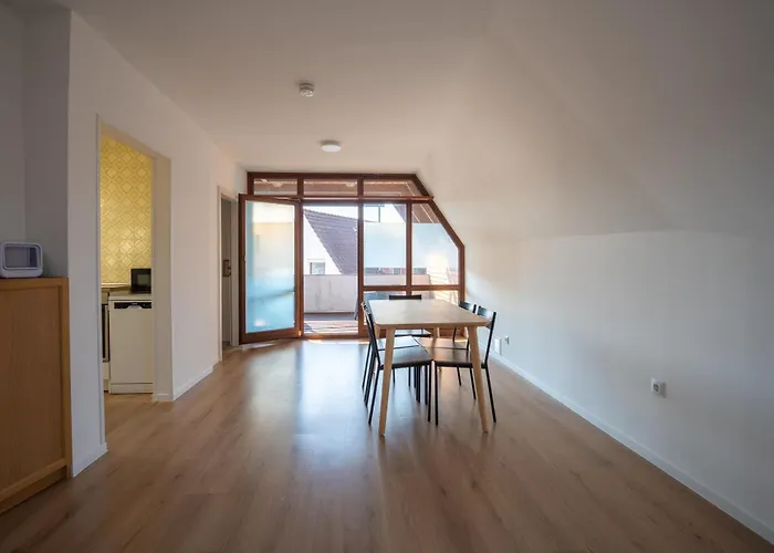 Apartment 3-zimmer-wohnung Für Bis Zu 5 Personen Mit Balkon In Flughafennähe *