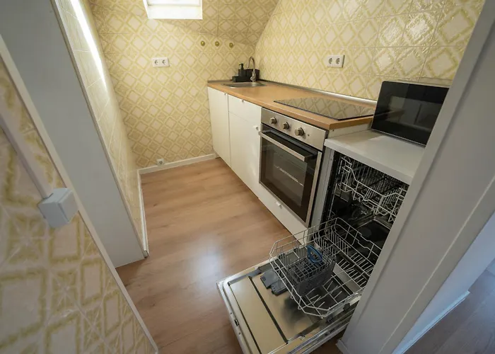 3-zimmer-wohnung Für Bis Zu 5 Personen Mit Balkon In Flughafennähe *